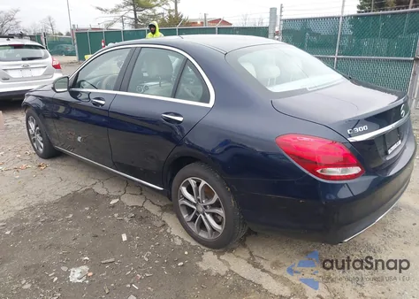 2016 Mercedes-Benz C 300 4Matic/Luxury 4Matic/Sport 4Matic z USA, uszkodzony, nr VIN 55SWF4KB7GU125747